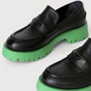 Brand new, never used STEVE MADDEN LAWRENCE BLACK/GREEN PLATFORM LOAFERS W7.5